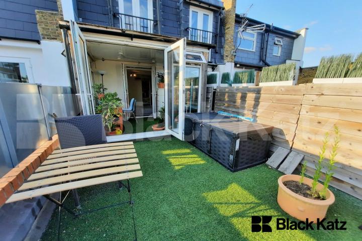 Modern Studio With Terrace & all Bills Included Lavender Hill , Clapham Junction 